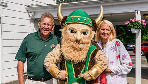 Golfers pose with Viking mascot